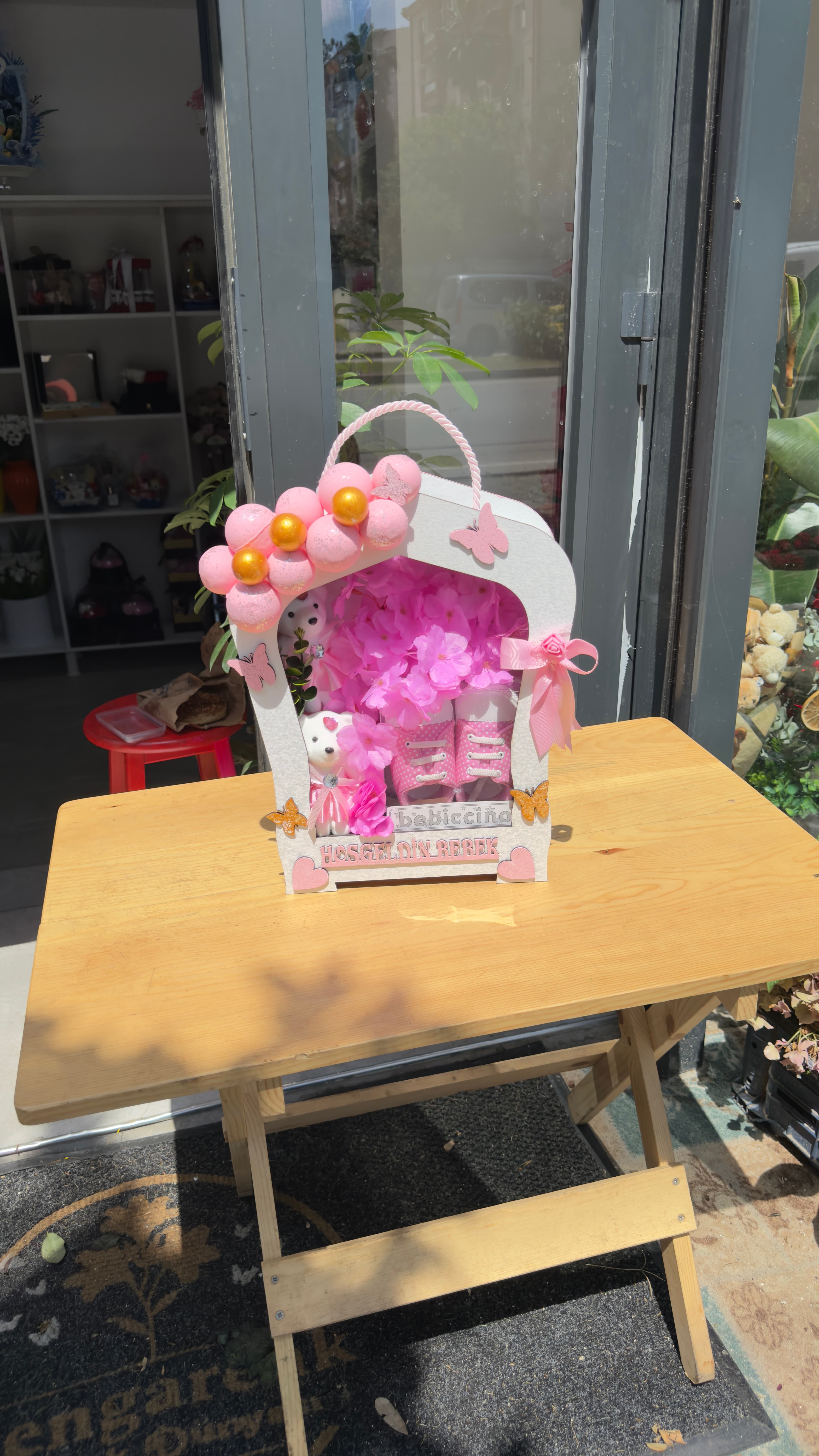 PEMBE AYAKKABILI KIZ BEBEK
