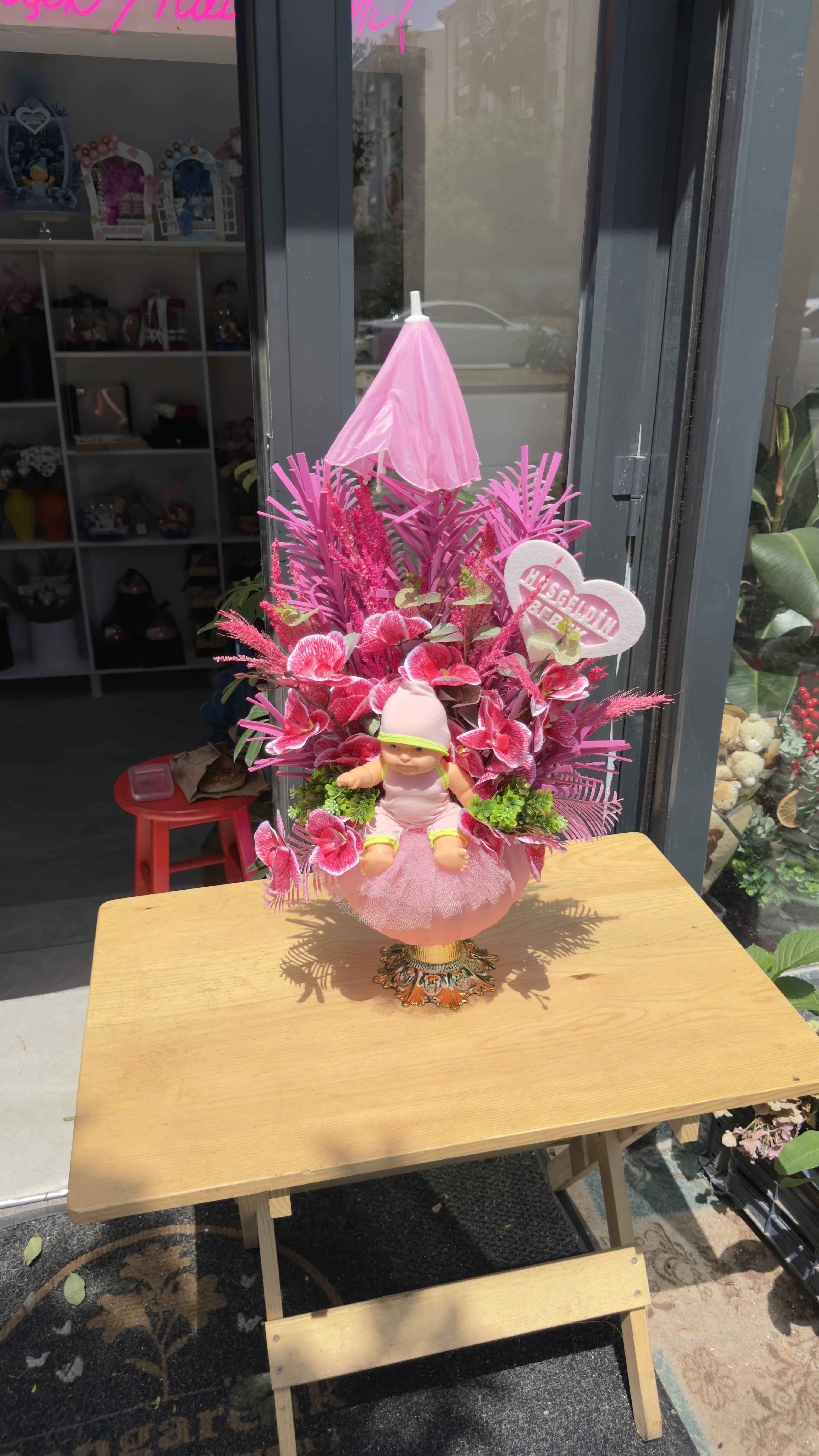 PEMBE ŞEMSİYELİ KIZ BEBEK