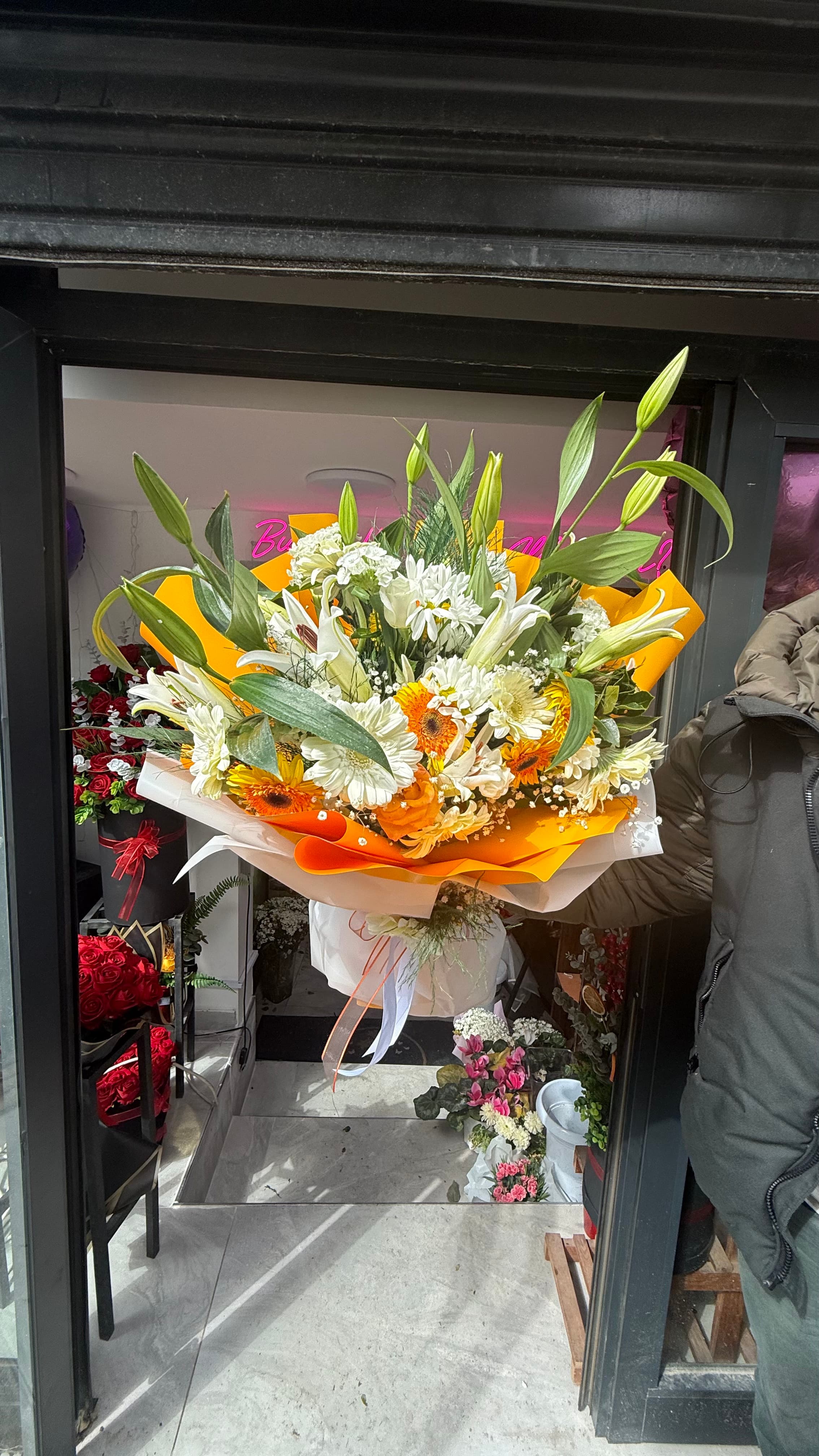 BEYAZ LİLYUM TURUNCU GERBERA UYUMU