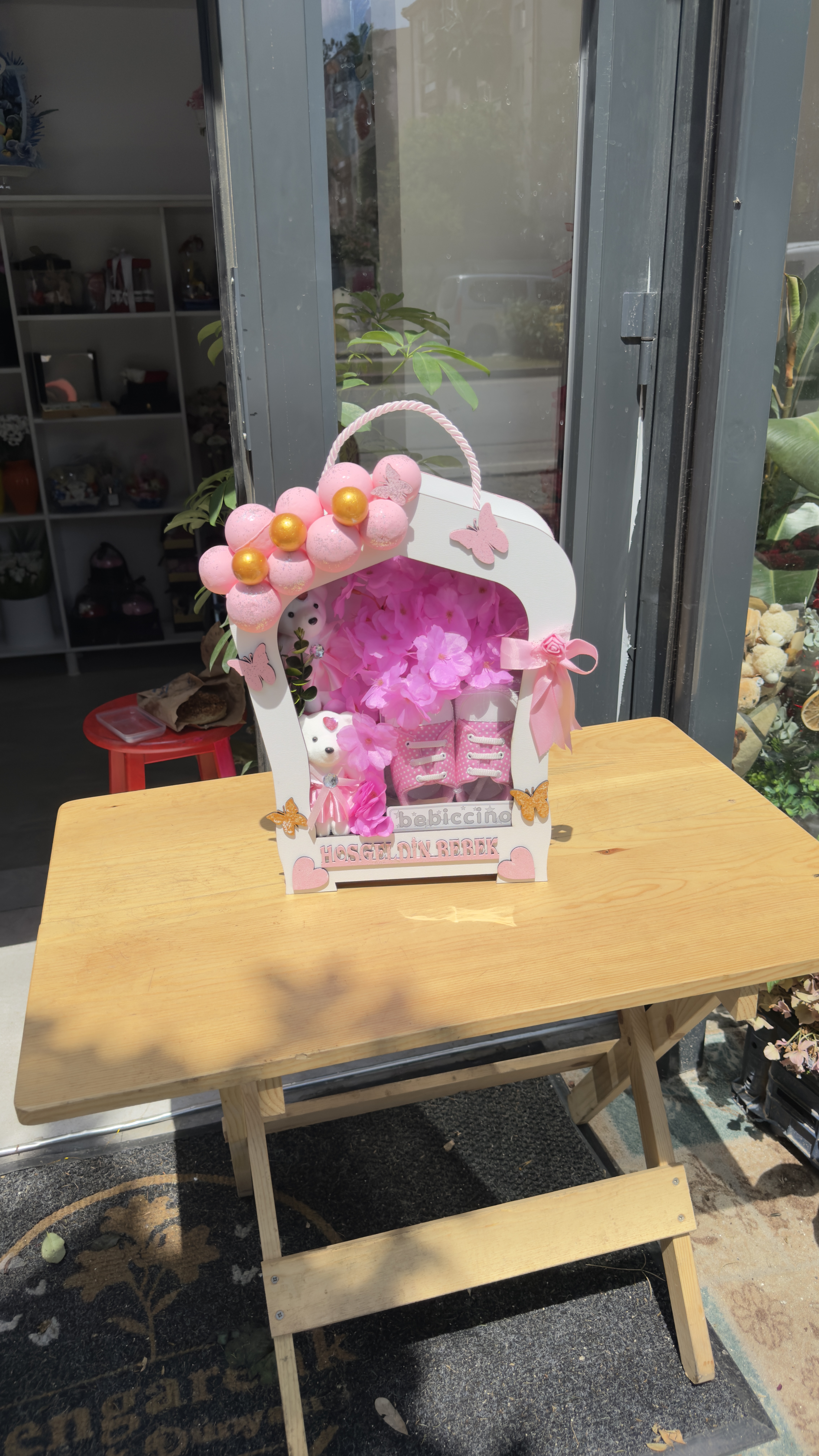 PEMBE AYAKKABILI KIZ BEBEK
